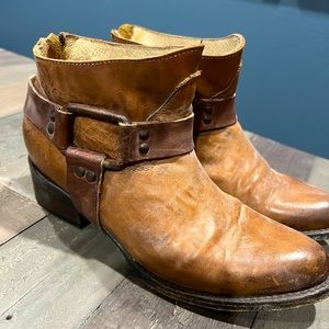 Womens Free Birds boots in excellent condition